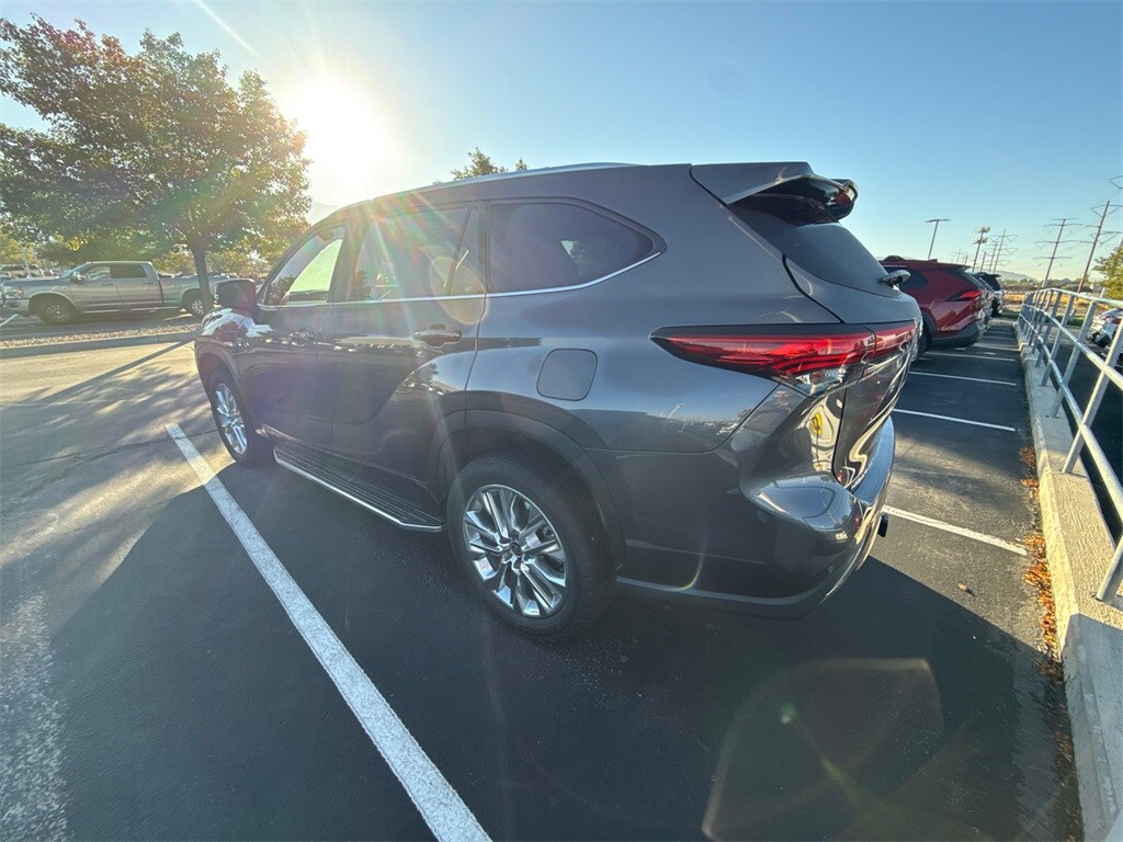 2022 Toyota Highlander Hybrid Limited photo 2