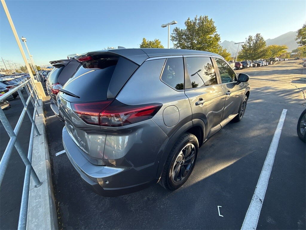 2024 Nissan Rogue SV photo 2