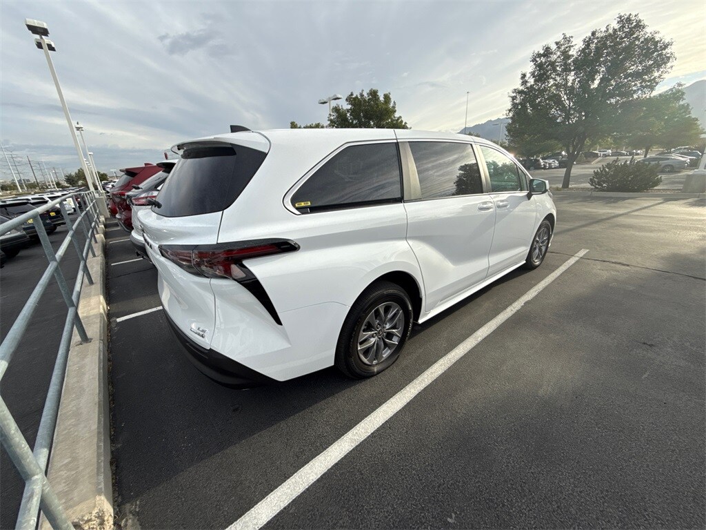 2024 Toyota Sienna LE photo 3