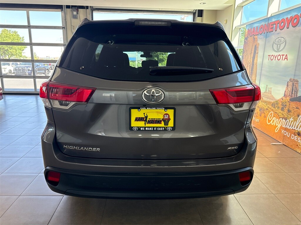 2019 Toyota Highlander LE Plus photo 2
