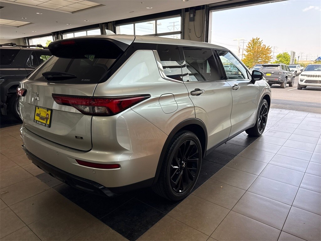 2022 Mitsubishi Outlander Black Edition photo 2