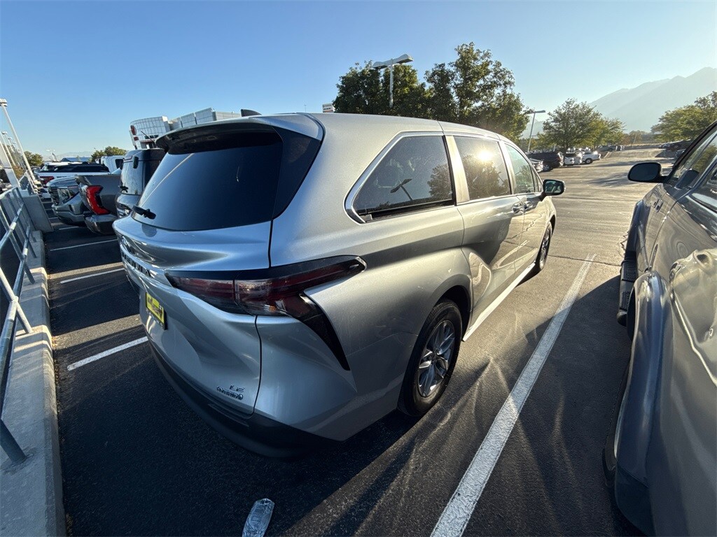 2024 Toyota Sienna LE photo 2