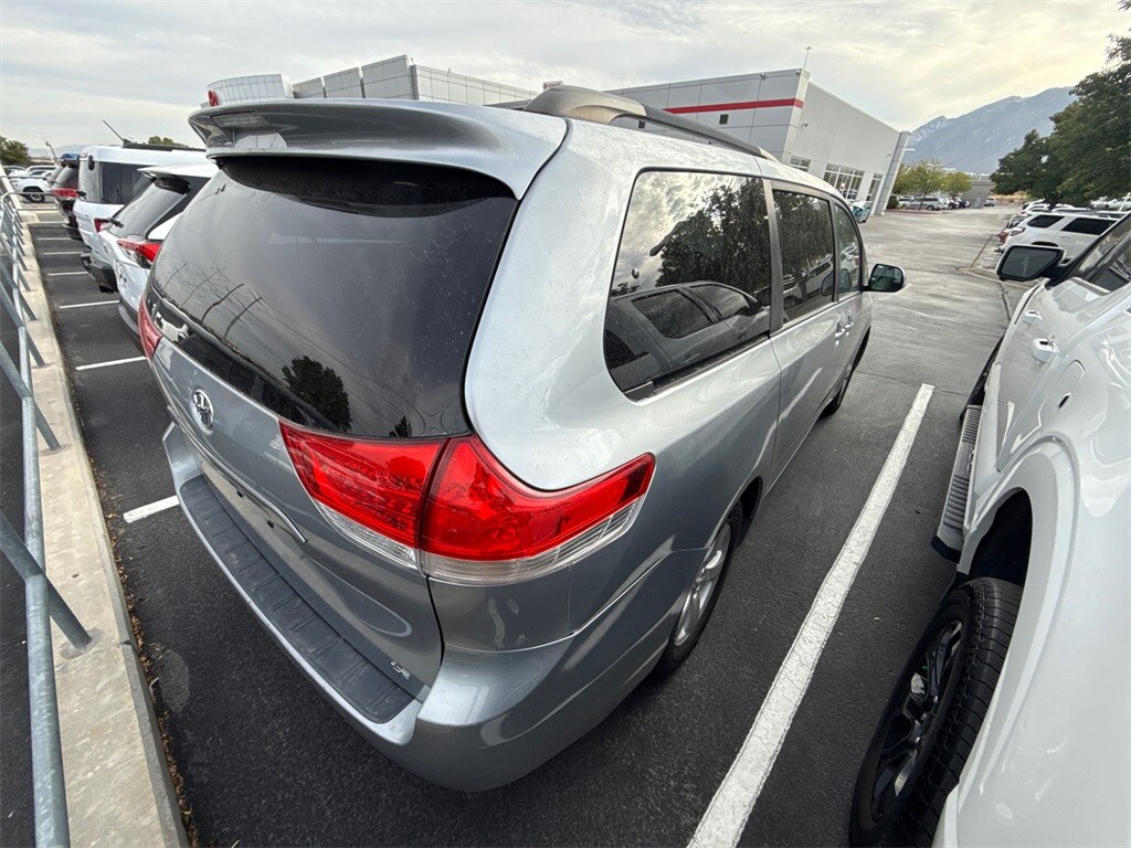 2014 Toyota Sienna LE photo 3