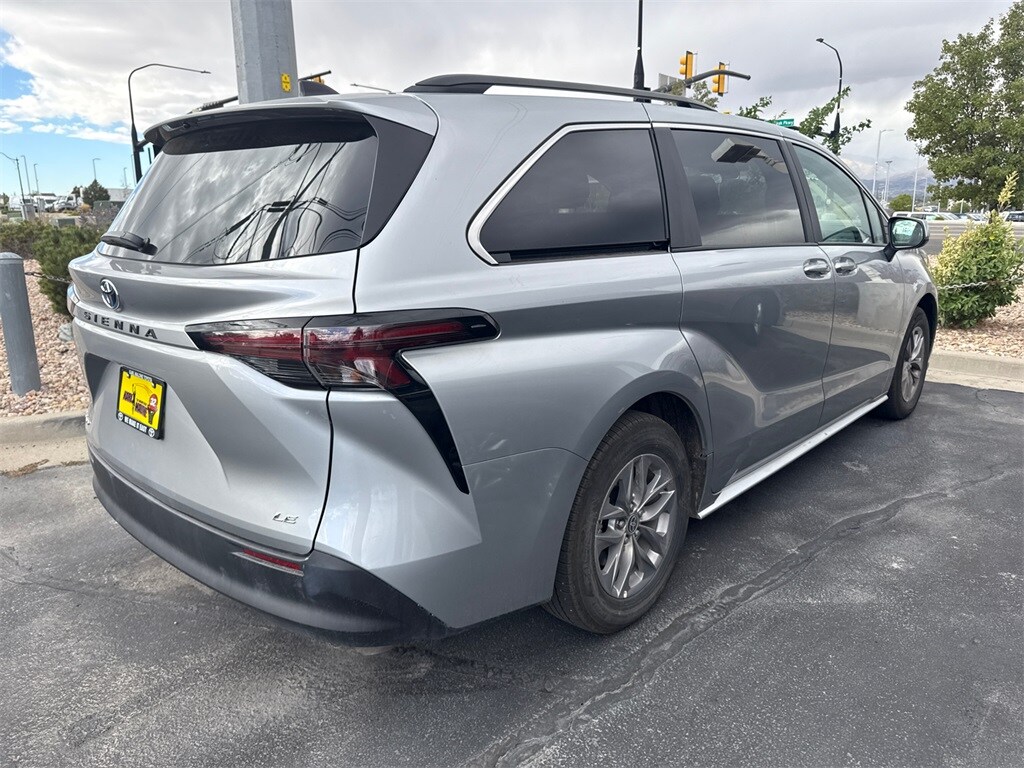 2025 Toyota Sienna LE photo 3