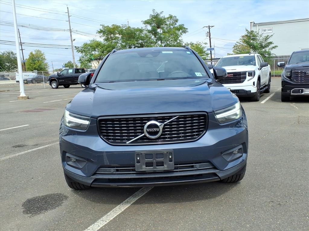 2022 Volvo XC40 T5 R-Design photo 2
