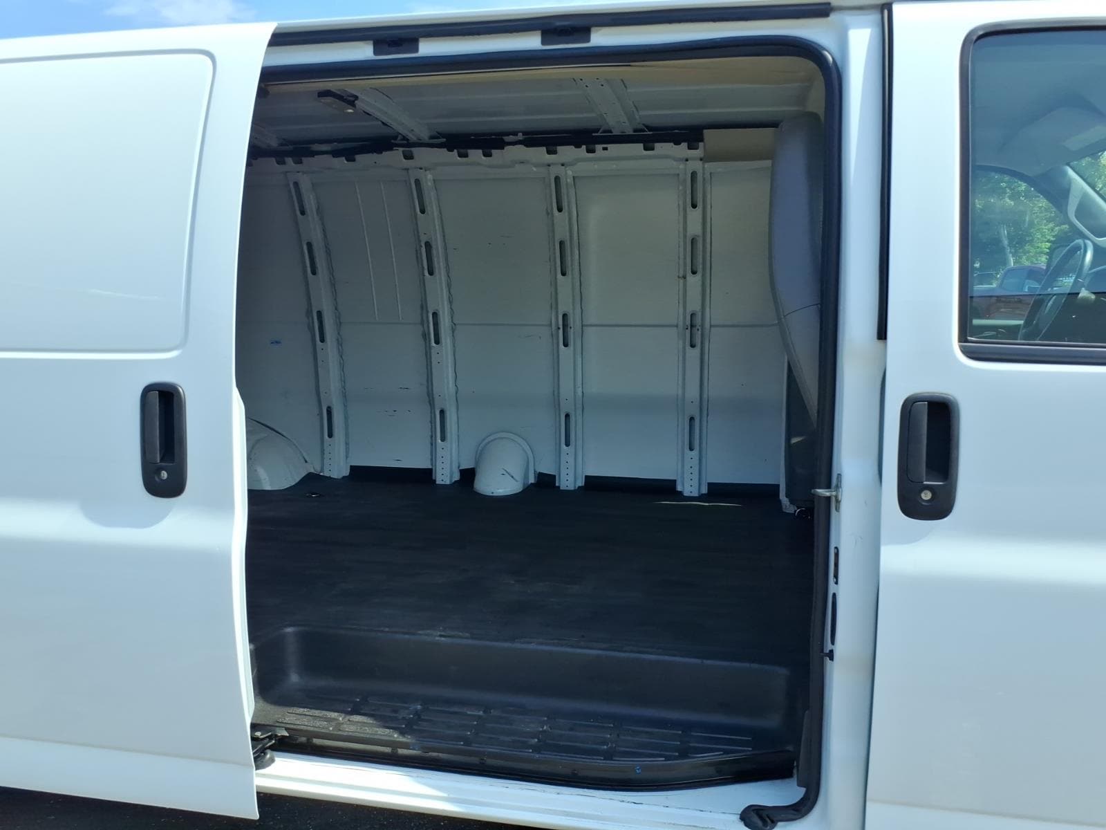2023 GMC Savana Cargo Work Van - Photo 10