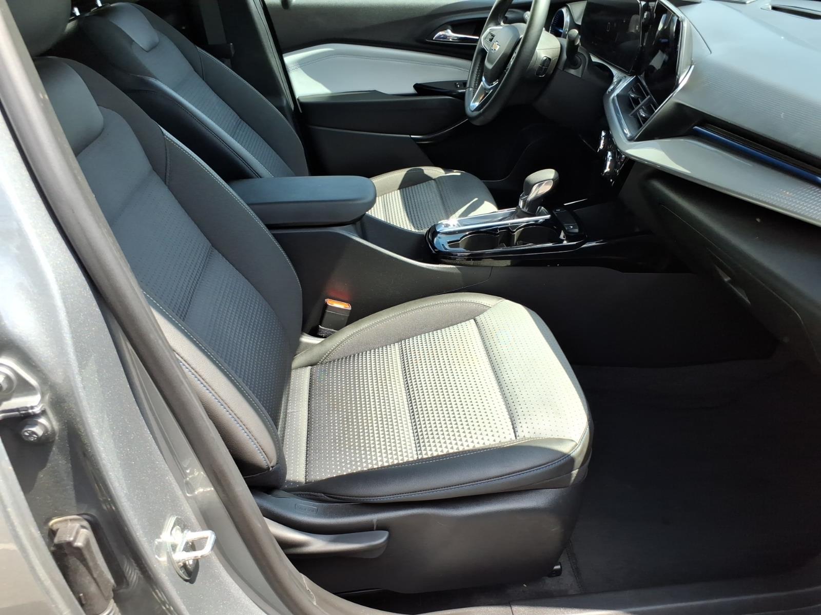2024 Chevrolet Trax LT - Photo 8