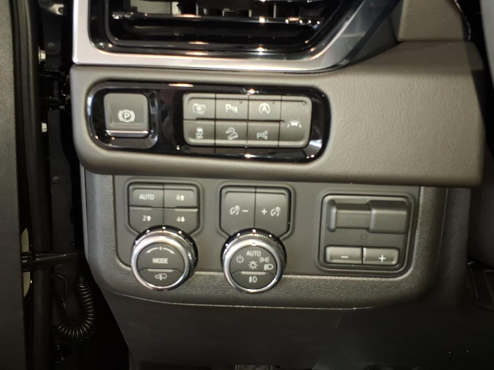 2026 GMC Yukon Denali - Photo 17