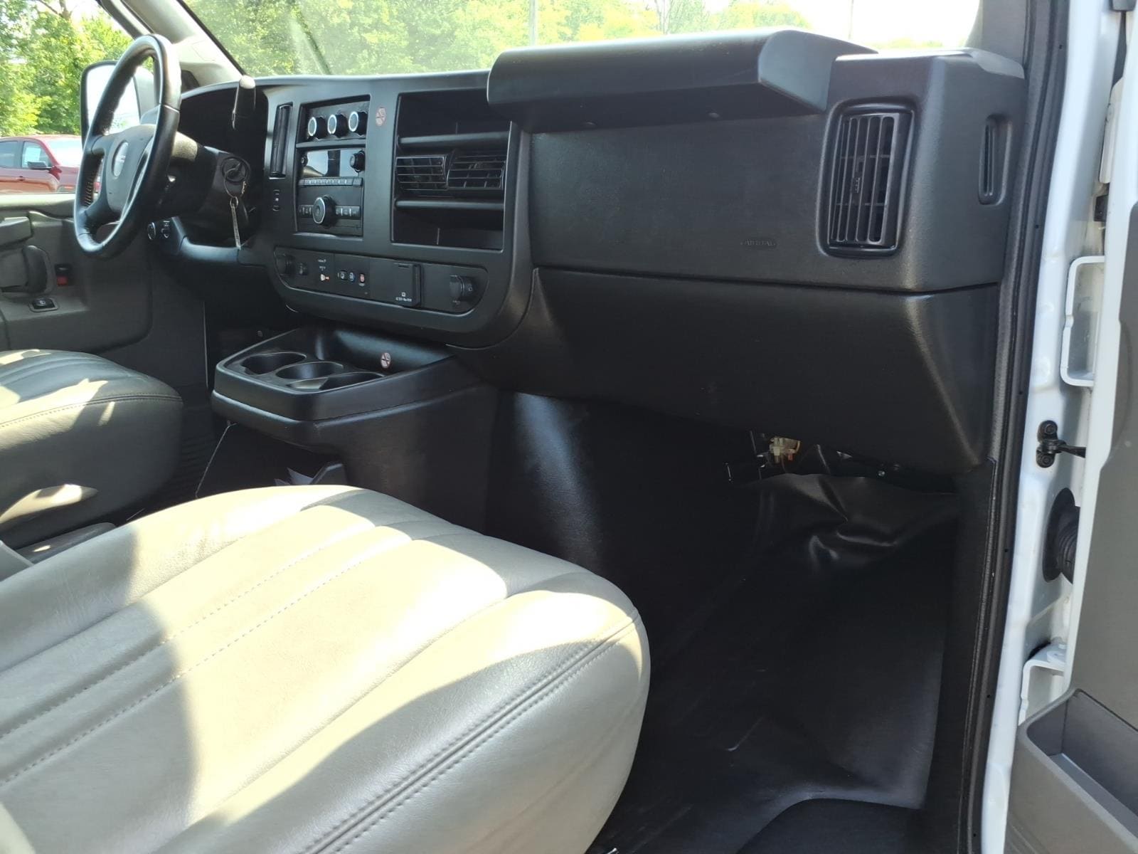 2023 GMC Savana Cargo Work Van - Photo 9
