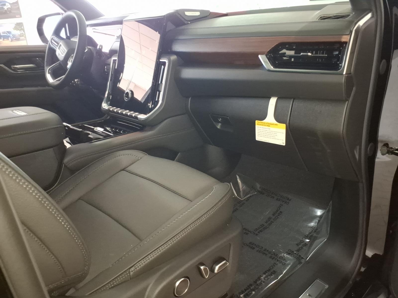 2026 GMC Yukon Denali - Photo 9