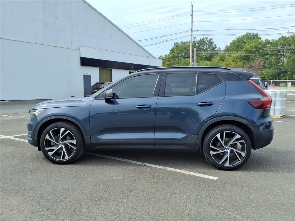2022 Volvo XC40 T5 R-Design photo 4