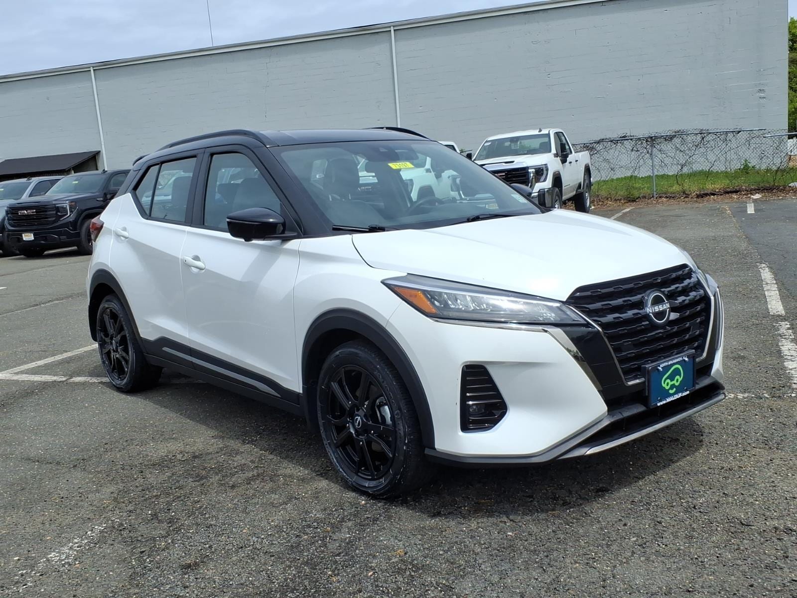 2023 Nissan Kicks SR