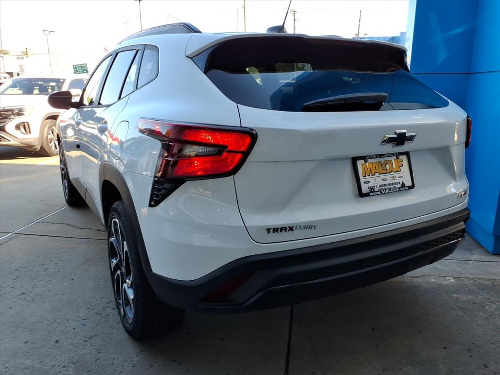 2025 Chevrolet Trax photo 2