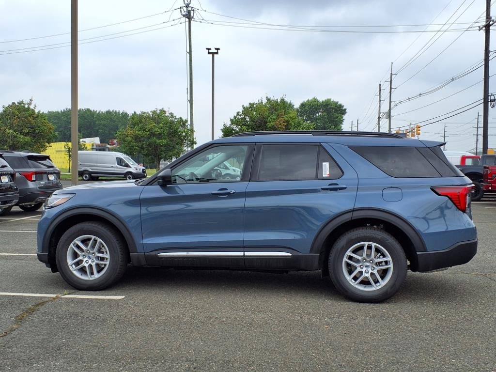 2025 Ford Explorer photo 3