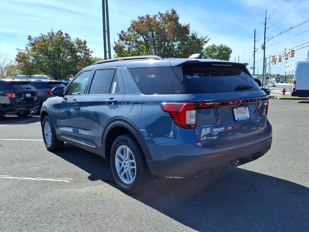 2025 Ford Explorer photo 3