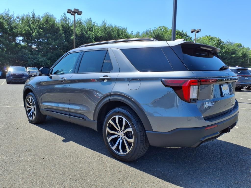 2025 Ford Explorer ST-Line photo 4