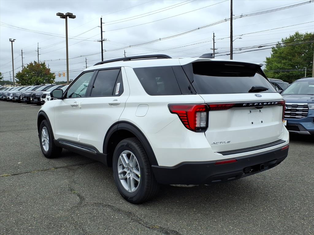 2025 Ford Explorer photo 4