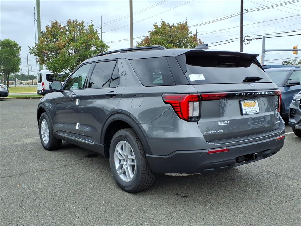 2025 Ford Explorer photo 4