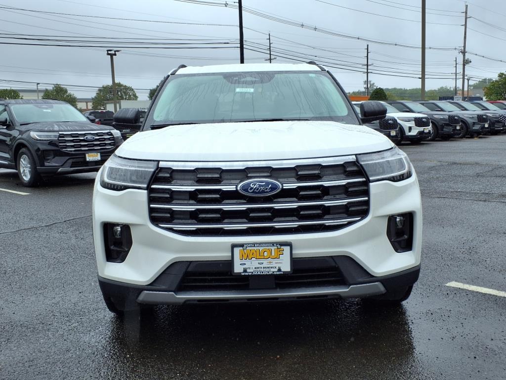 2025 Ford Explorer photo 2