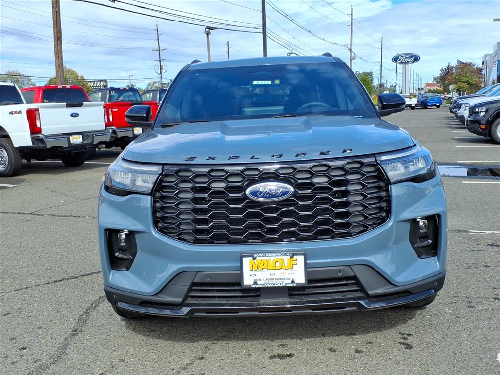 2025 Ford Explorer ST-Line photo 2