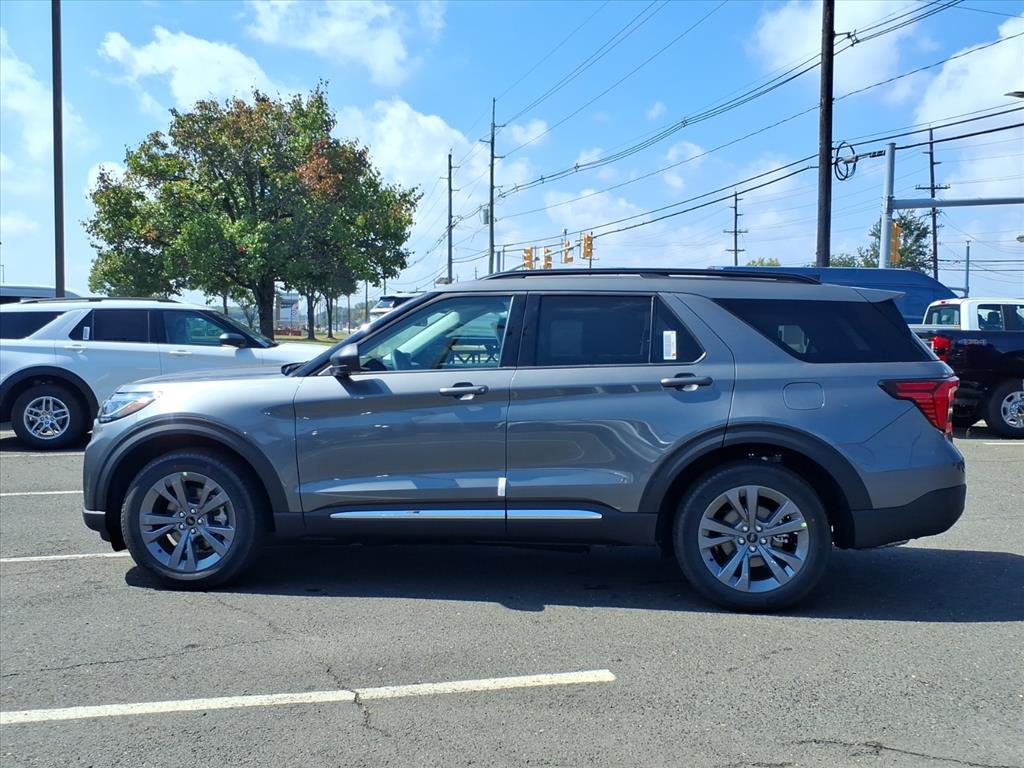 2025 Ford Explorer photo 4