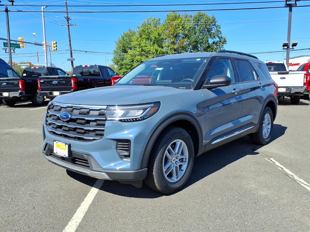 2025 Ford Explorer photo 2
