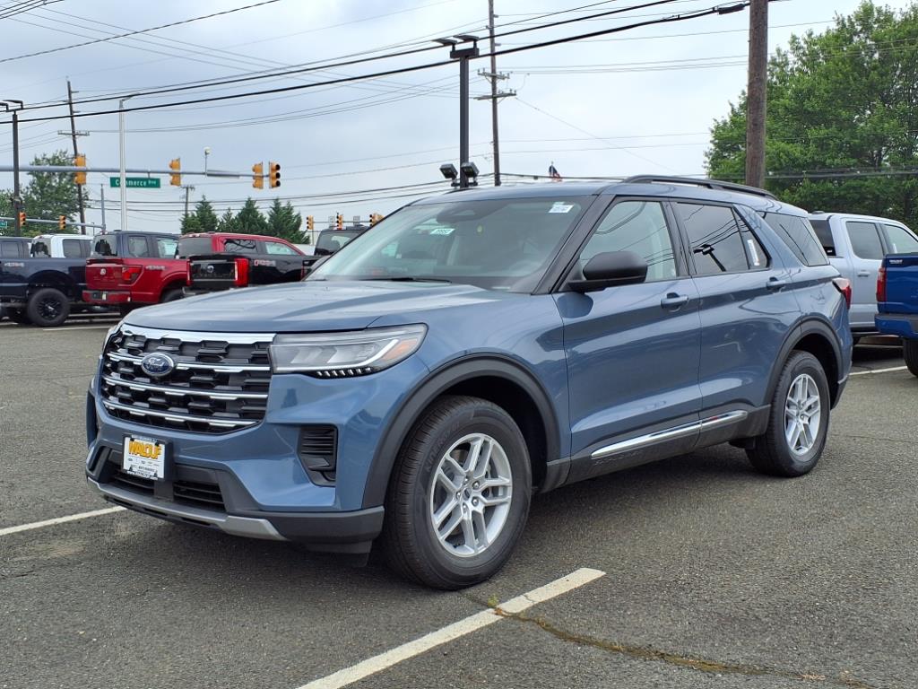 2025 Ford Explorer photo 2