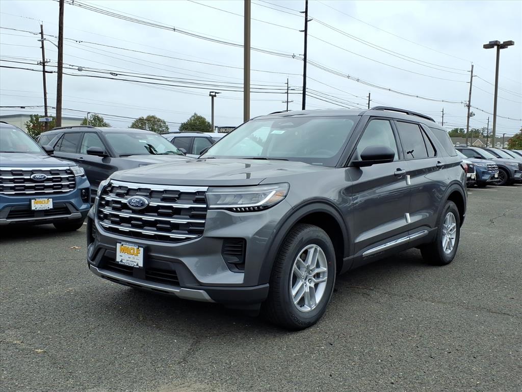 2025 Ford Explorer photo 3