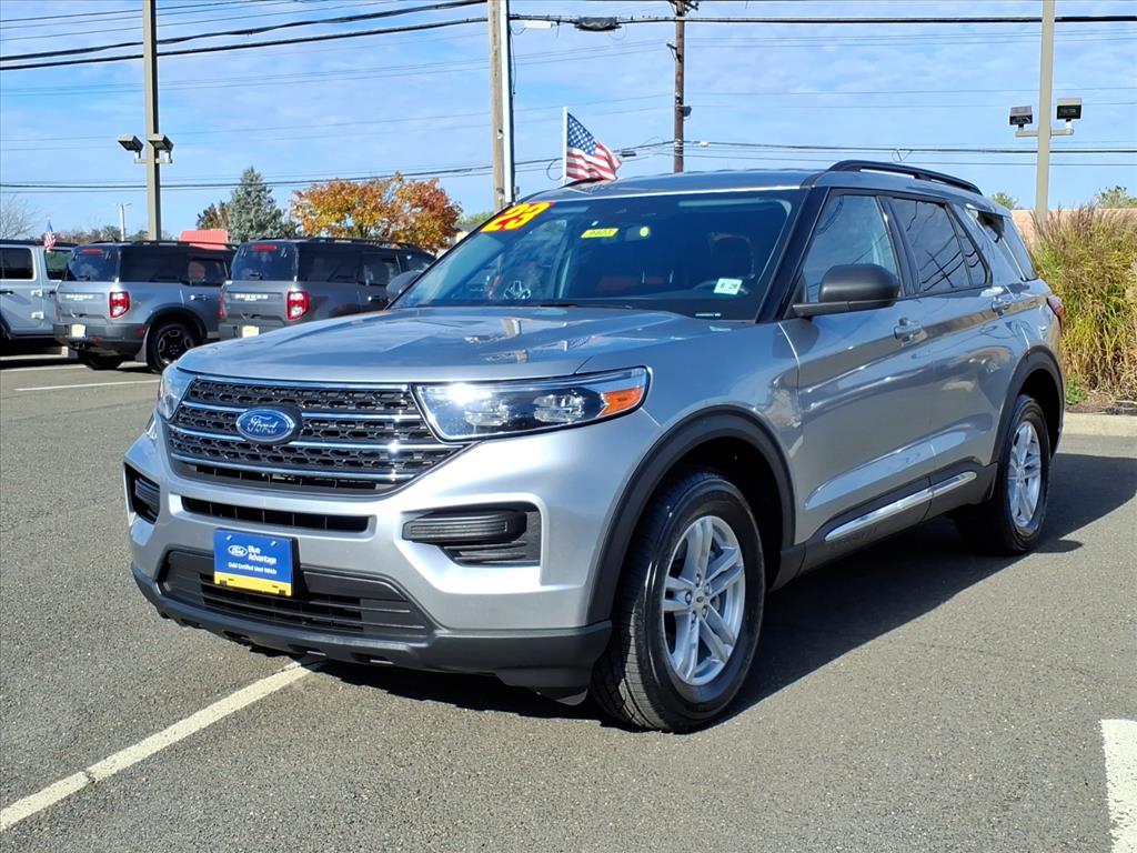 2023 Ford Explorer XLT photo 2
