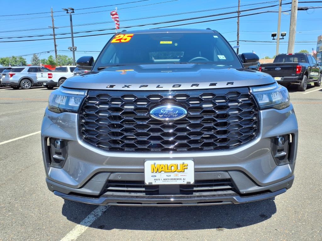 2025 Ford Explorer ST-Line photo 2