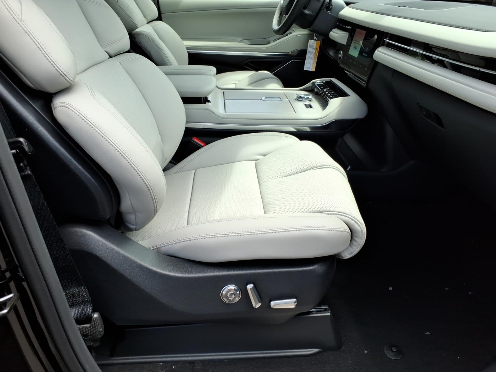 2026 Lincoln Navigator Premiere - Photo 8