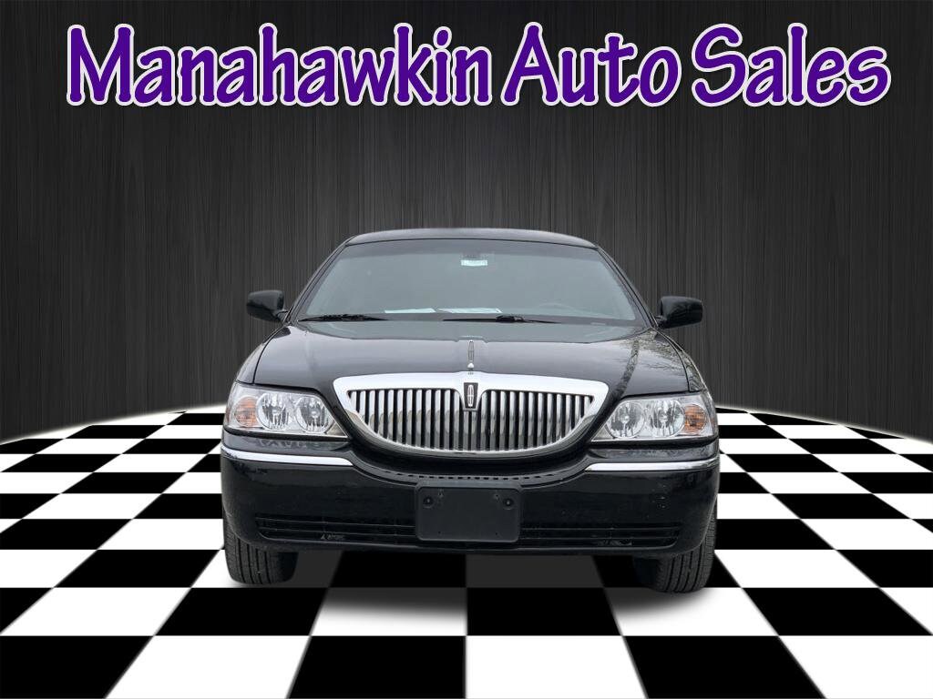 2011 Lincoln Town Car Executive photo 2