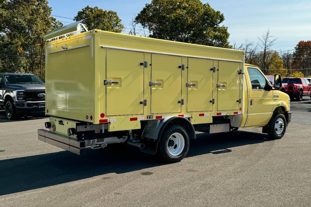 Used 2022 Ford E-450 Cutaway E 450 SD 2dr Commercial/Cutaway/Chassis 138 176 in Truck