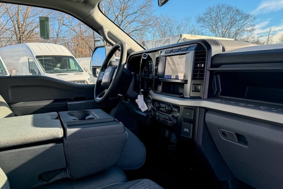 2024 Ford F-350 Super Duty Chassis Cab XLT - Photo 13