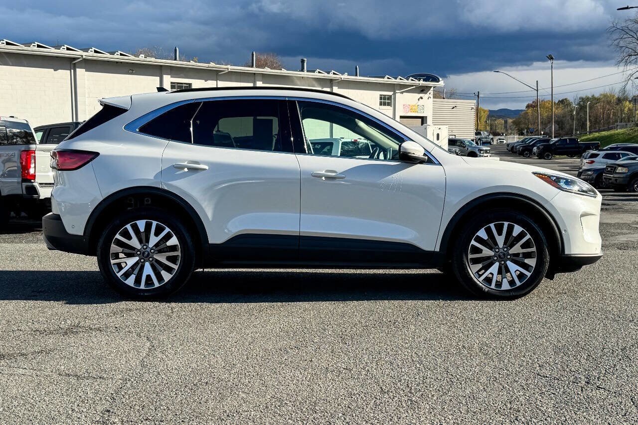 2020 Ford Escape Titanium photo 2