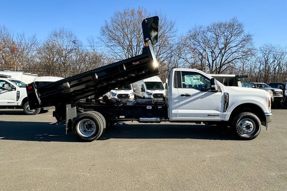 2024 Ford F-350 XLT photo 2