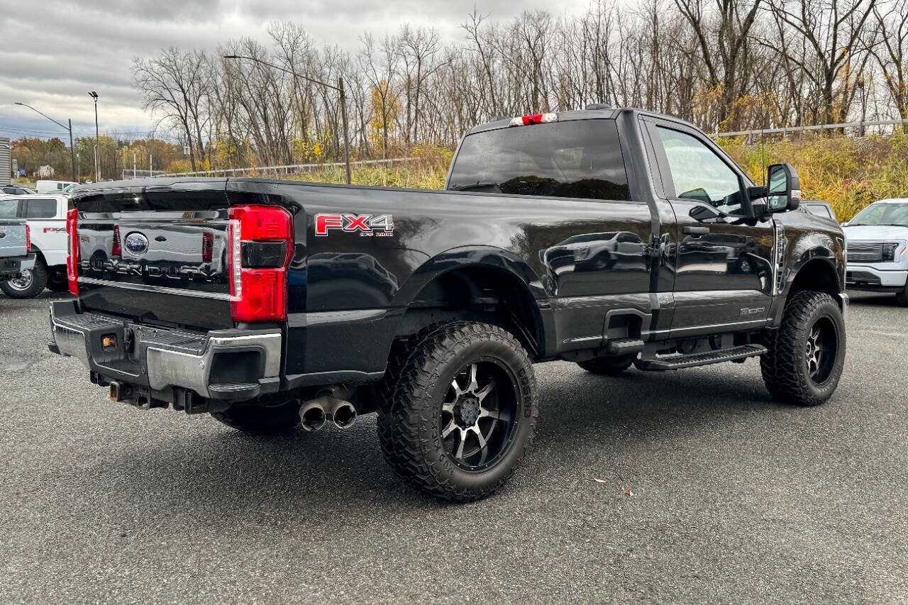 2023 Ford F-350 XLT photo 3