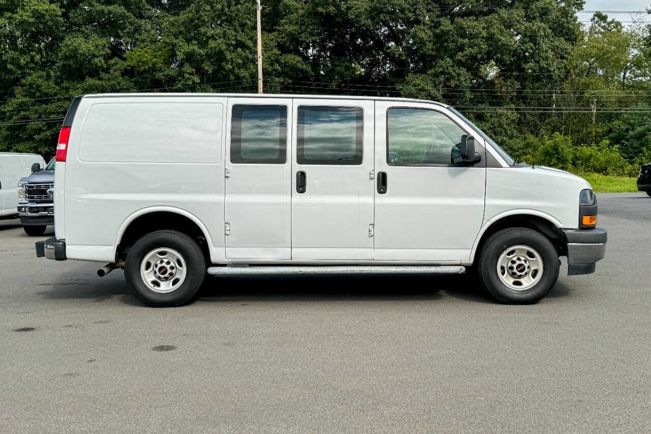 2022 Gmc Savana 2500 photo 2