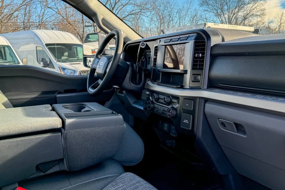 2024 Ford F-350 Super Duty Chassis Cab XLT - Photo 13
