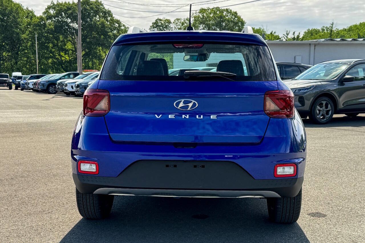 2023 Hyundai Venue Limited photo 4