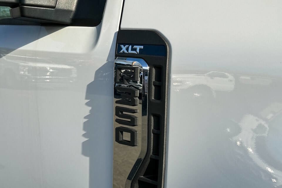 2024 Ford F-350 Super Duty Chassis Cab XLT - Photo 15