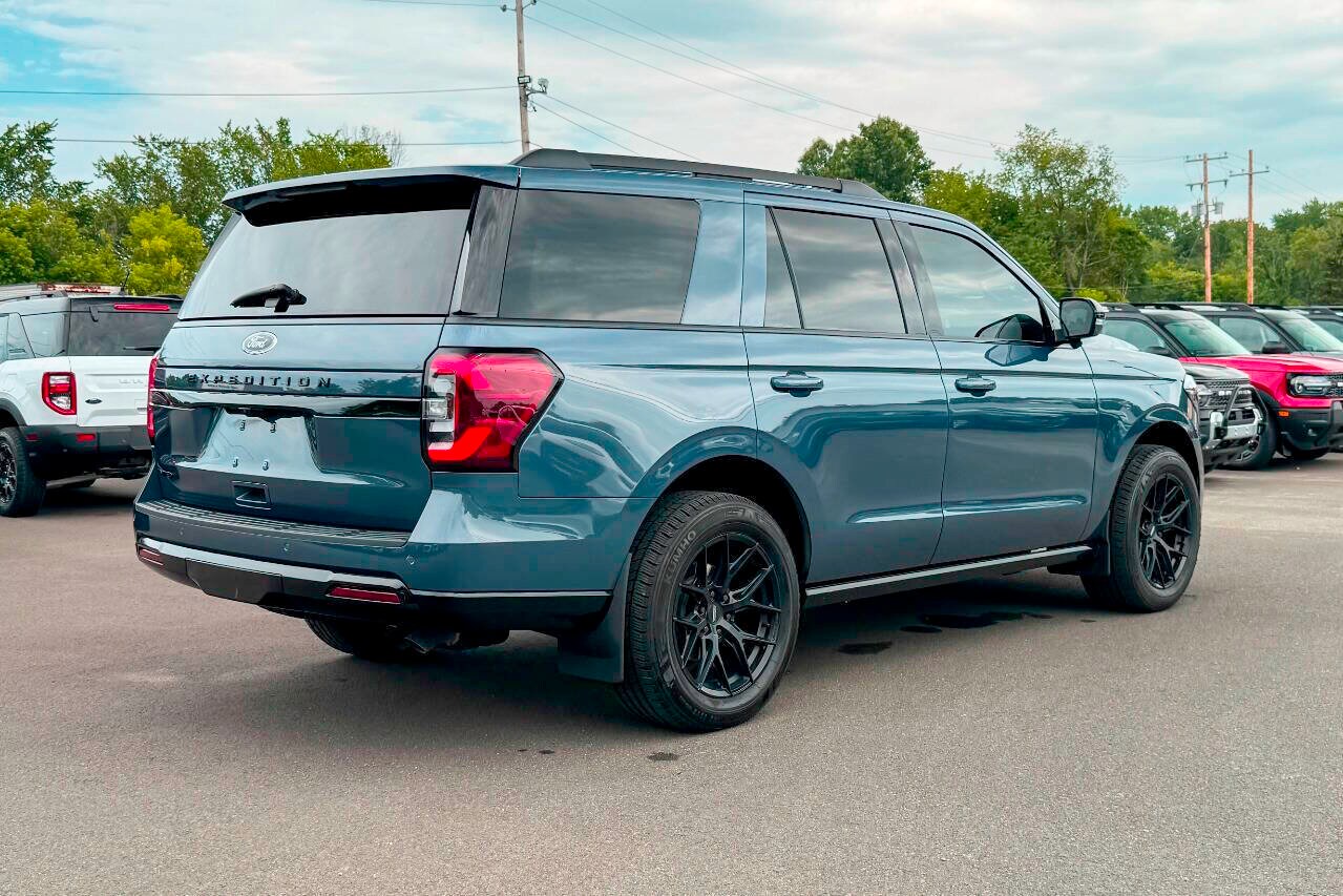 2023 Ford Expedition Limited photo 2