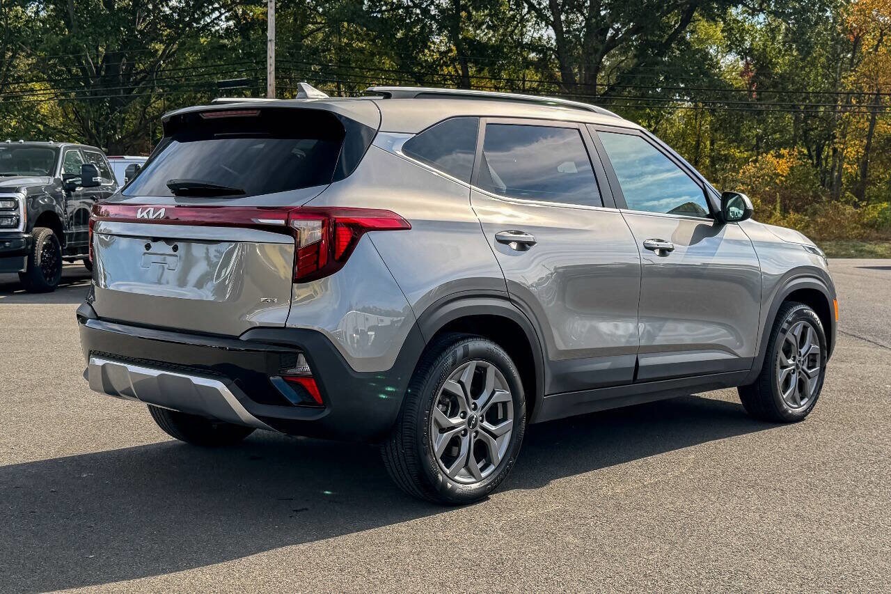2024 Kia Seltos S photo 2