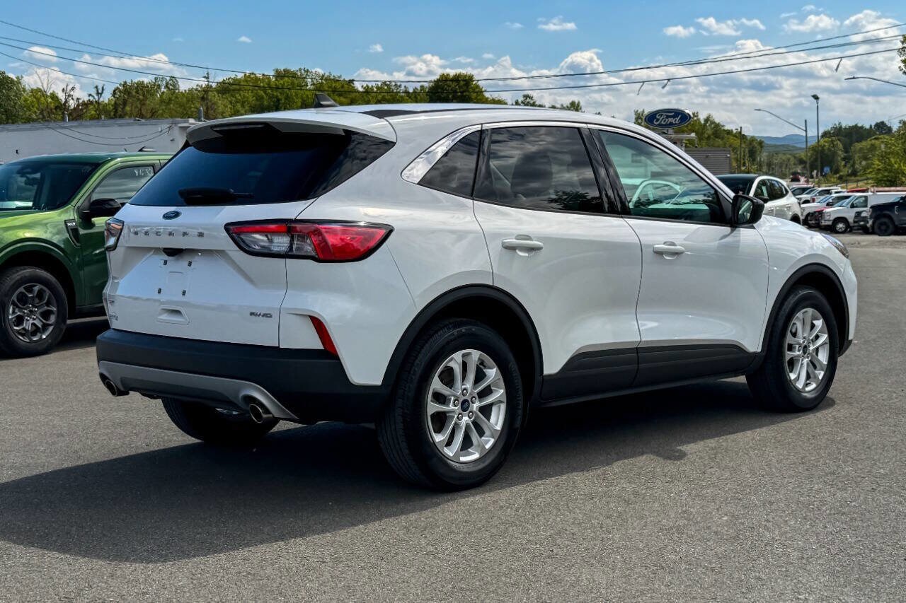 2022 Ford Escape SE photo 2