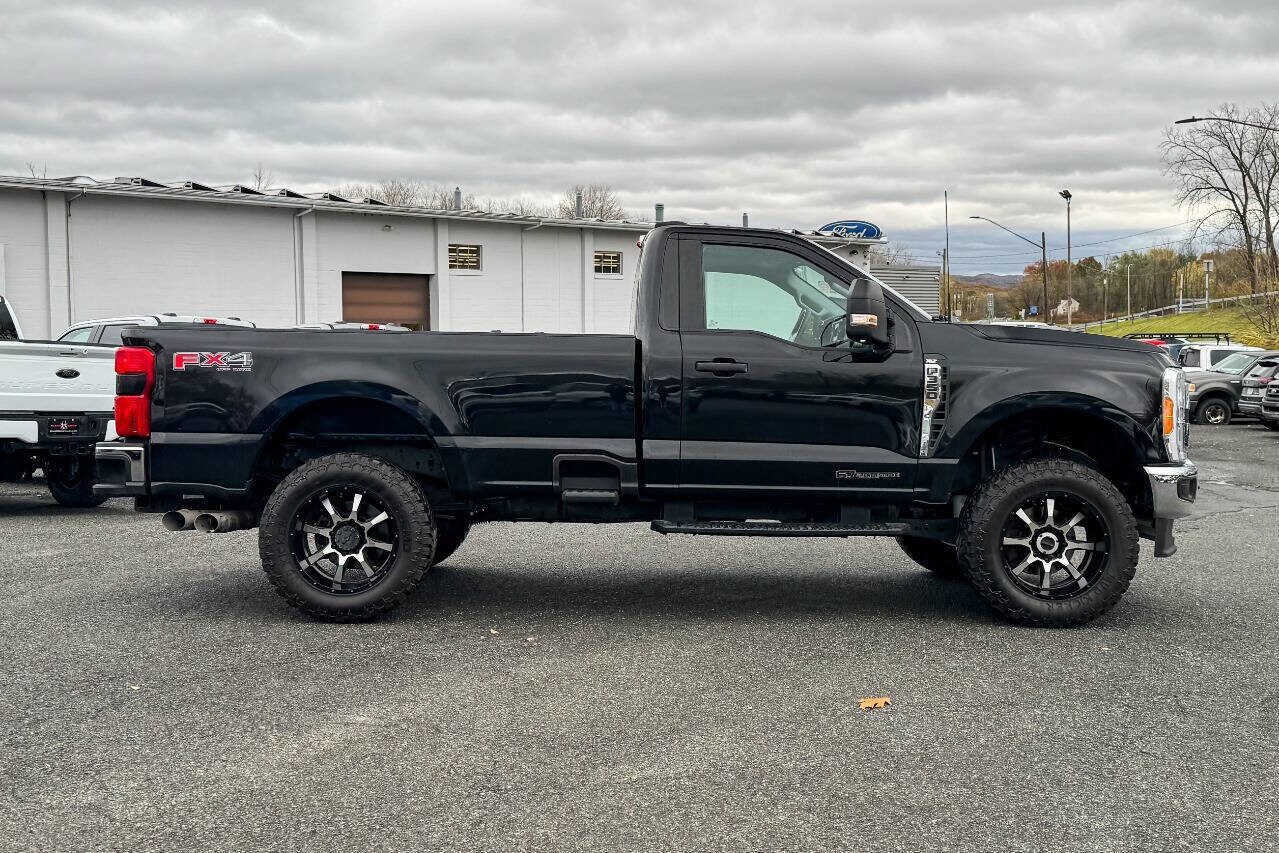 2023 Ford F-350 XLT photo 2