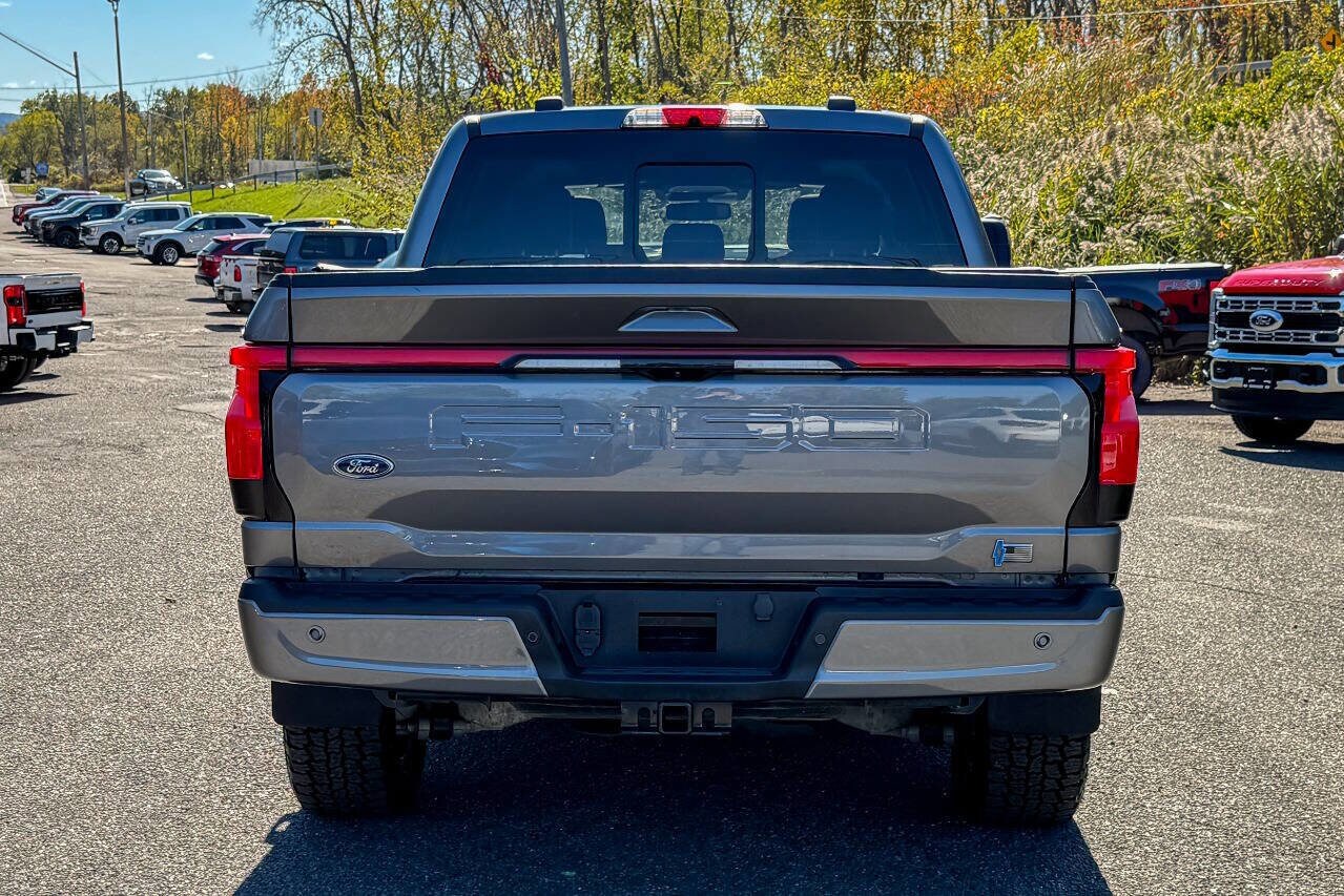 2023 Ford F-150 Lightning Lariat photo 4