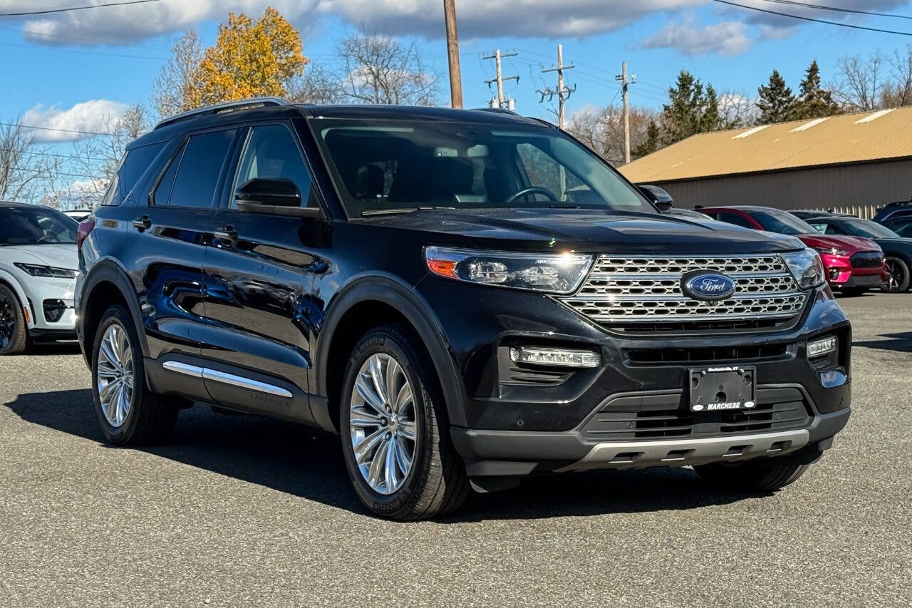 2022 Ford Explorer Limited's photo