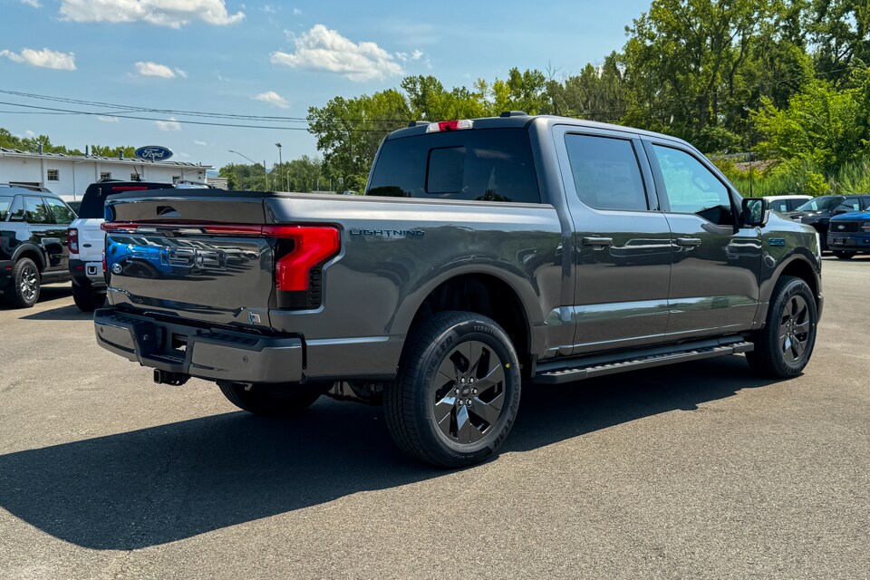 2025 Ford F-150 Lightning Lariat photo 3