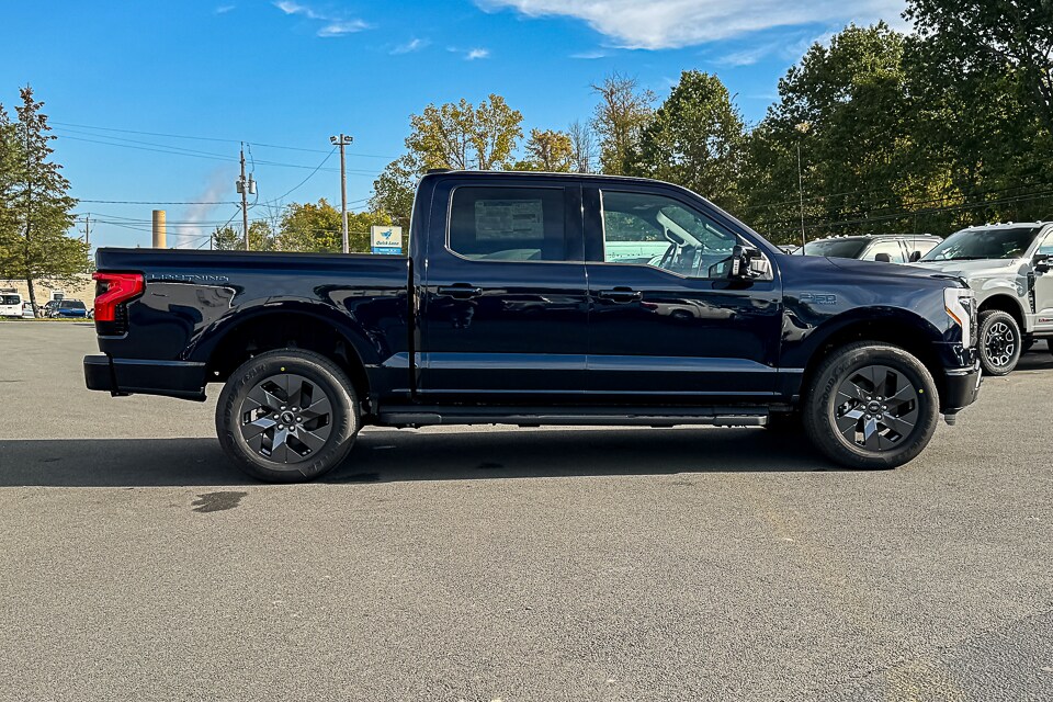 2025 Ford F-150 Lightning Lariat photo 2