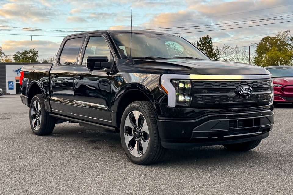 2025 Ford F-150 Lightning Platinum's photo